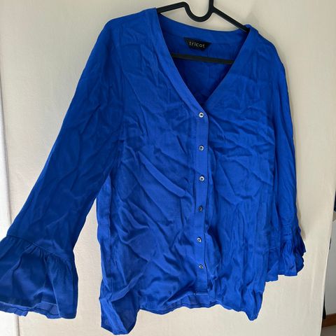Nydelig blå bluse/topp fra Tricot (norsk design)