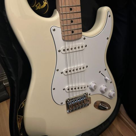 Squier Affinity Series Stratocaster + Fender Mustang LT25