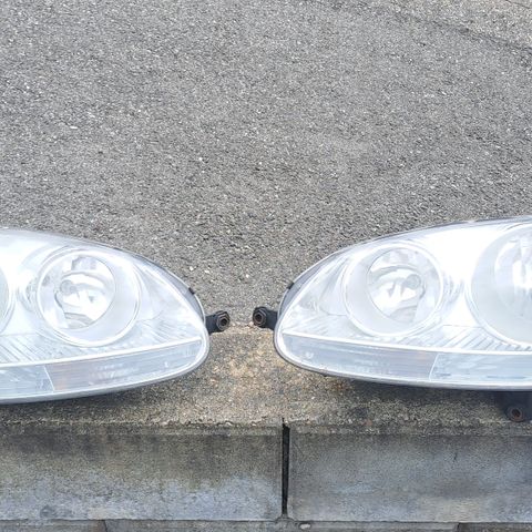 Frontlykt vw Golf 5 halogen lykt.