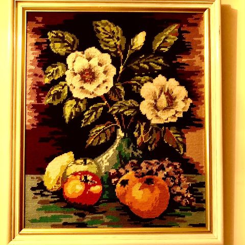 Vintage bilde med brodert stilleben av blomster og frukt