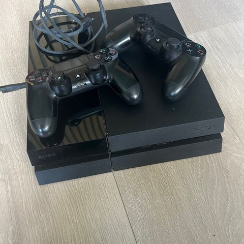 PlayStation 4 med to kontroller