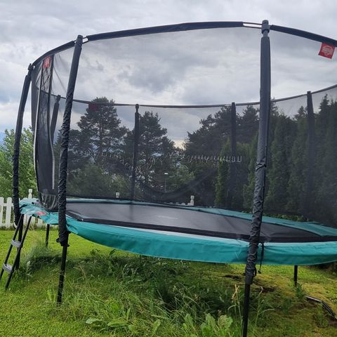 Berg trampoline 520x345 kr. 3500