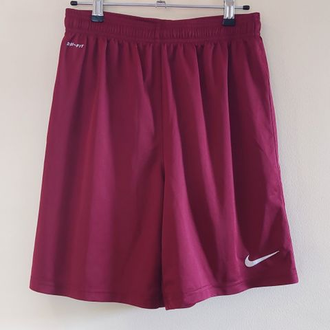 Nike shorts str 13-15 år