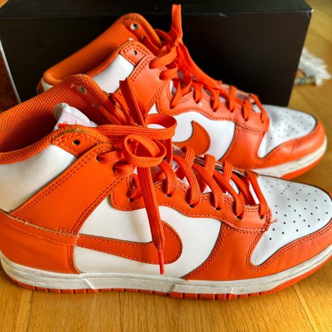 Air Force 1 high , hvit/ orange, str 41, UK 7.