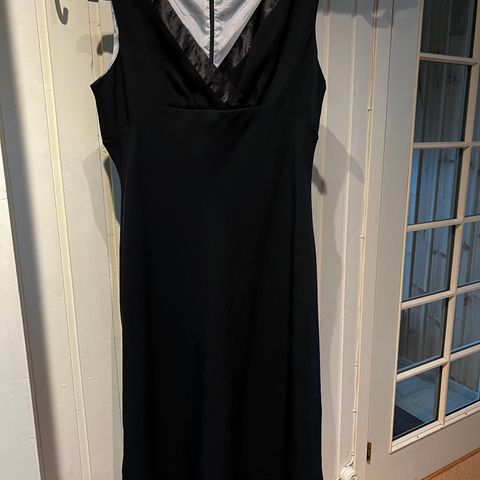 Voksen dame,, Str. 44, sort kjole med jakke. Kan brukes hver for seg.
