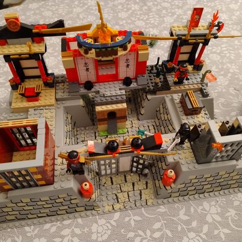 Lego Ninjago borg til salgs