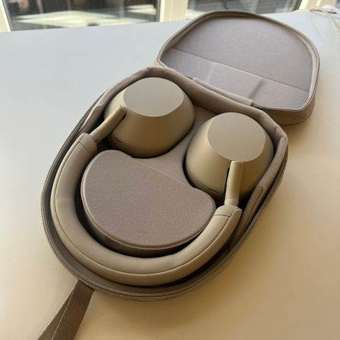 Svært pent Sony wh-1000xm5 headset i beige/«sølv»