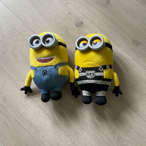 To minions figurer som lager lyd