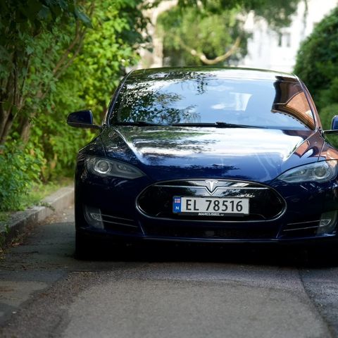 Tesla Model S 2015 til utleie - gratis lading