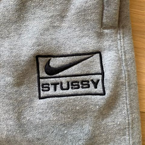 Nike x Stüssy baggy joggebukse / drop desember ‘23