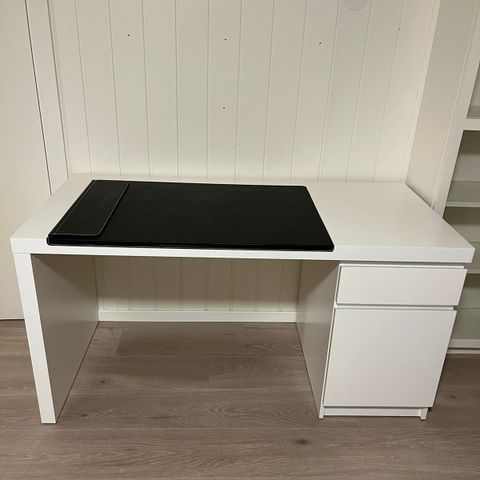 MALM skrivebord fra IKEA