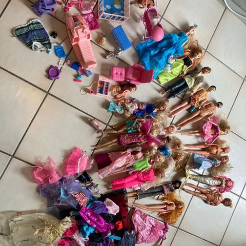 Barbiedukker med utstyr