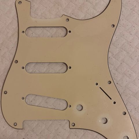 Plekterbrett og bakplater til Stratocaster