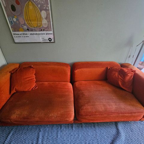 Godt brukt oransje Ikea Tylösand sovesofa gis bort mot henting