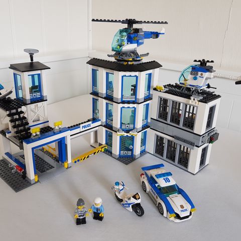 Lego City politistasjon med biler, helikoptre og folk