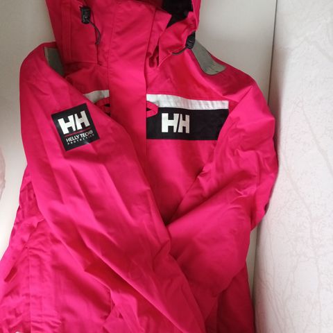 Rosa jakke fra HELLY HANSEN st. M selges billig