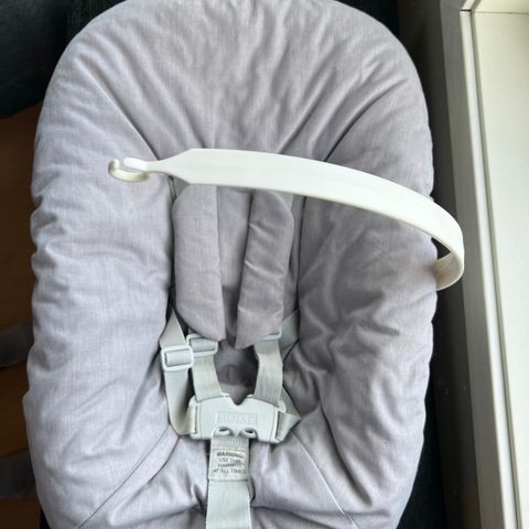 Stokke nyfødtsete m/lekeholder