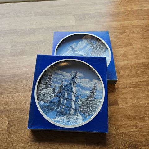 2 stk. samle-/minne-tallerkener fra Porsgrund Porselen