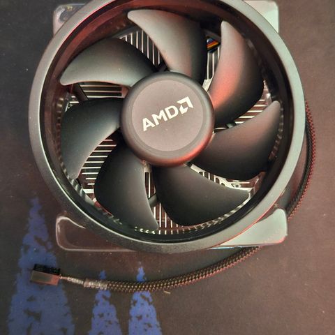 AMD Wraith Stealth CPU Cooler. Standard kjøler inkl. med enkelte Ryzen CPUer