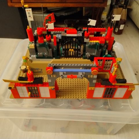 Lego Ninjago slott til salgs