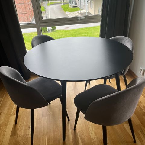 Rundt bord med 4 stoler