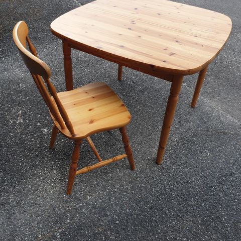 Lyst og nett lite kjøkkenbord  i tre til salgs med tre stoler