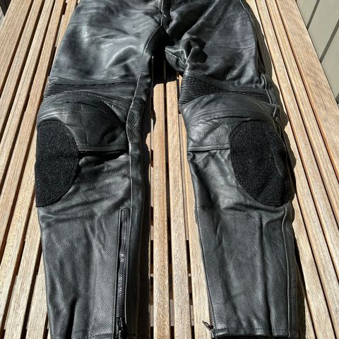 MC-bukse i svart skinn, m/padding på knærne, str 52