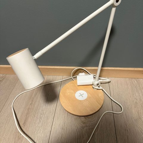 IKEA skrivebordslampe med trådløs lader