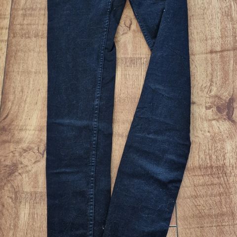 Levis 710 super skinny  jeans str 26/30 selges.