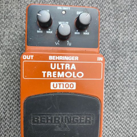 Behringer Ultra Tremolo  UT100