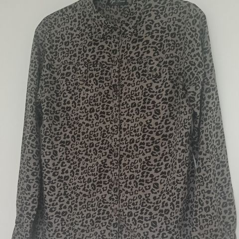 Fint stilig leopard bluse