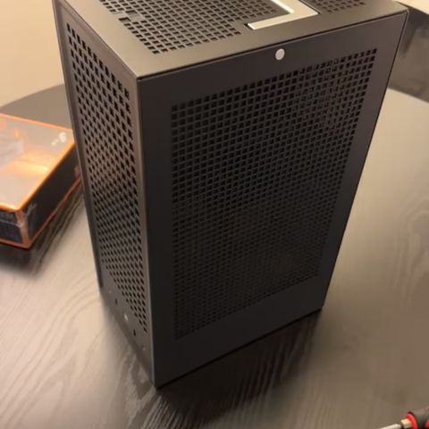 Hyte Revolt Wifi/4060/Ryzen7/16/500/ portabel gaming-PC