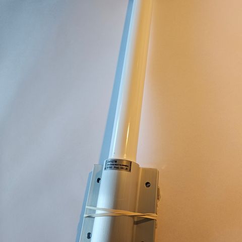 Marin antenne Comrod UHF 427M 0,5m inkl. mast/rekkverk feste og antennekabel!