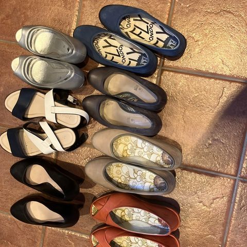 Diverse sko selges samlet