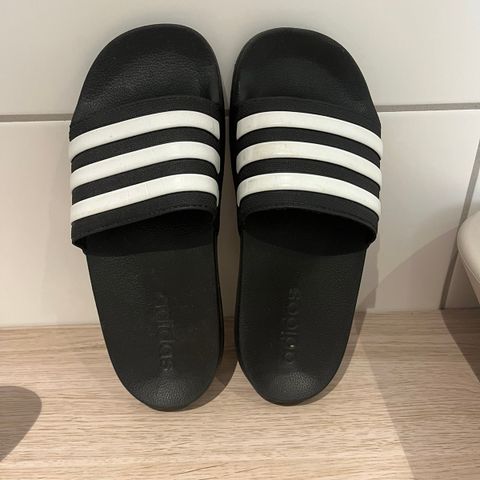Adidas slippers 35
