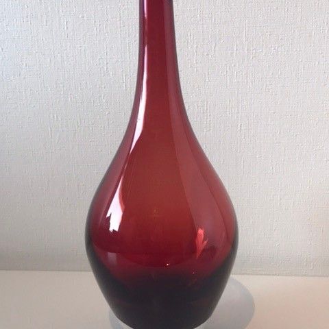 Rød håndlaget IKEA vase