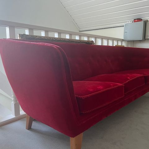 Vintage sofa i rød velur