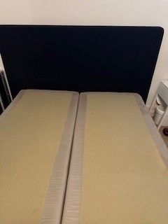 Sort sengegavl og dobbeltseng med gode gel madrasser selges rimelig.