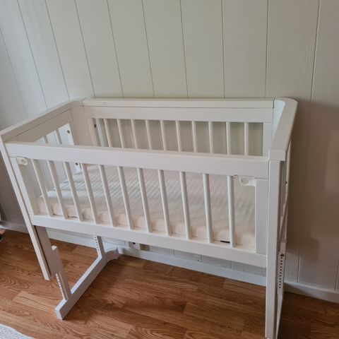 Troll bedside crib med yngri madrass