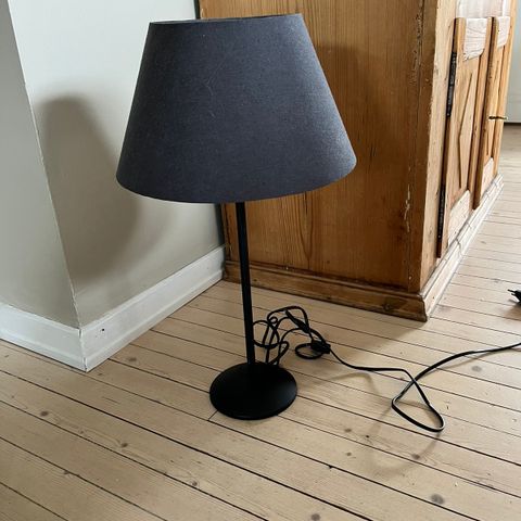 Svart lampe fra Ikea