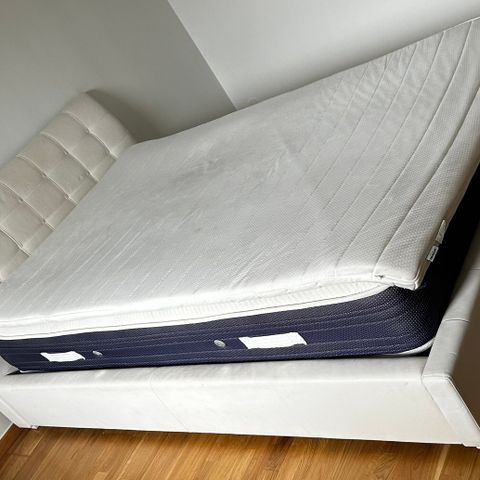 Hvit seng med 120x190 madrass (inkl. overmadrass)