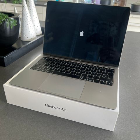 Selger MacBook air 13 2019 modell