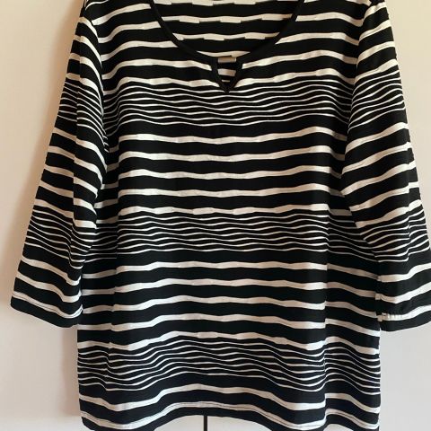 Sort og hvit stripet genser fra ANDREA, str.XL