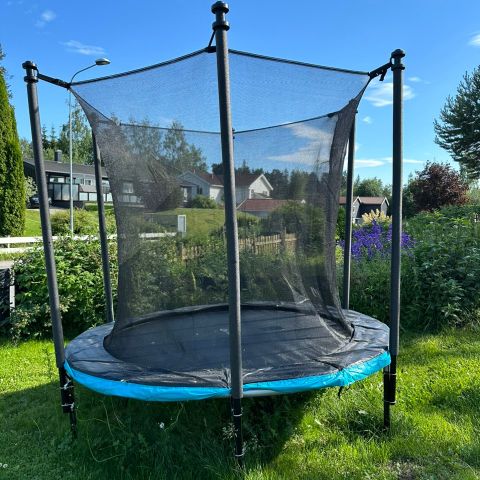 Outra trampoline 2,40 i diameter fra Extra Leker