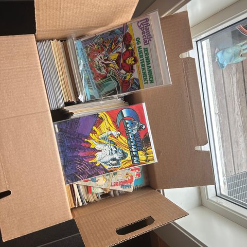 Stor kasse med tegneserier