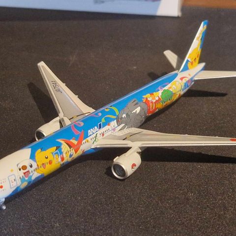 Flymodell 1:400  - ANA 777-300ER Pokemon