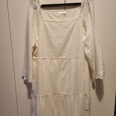 Nydelig hvit kjole med hullblonder i str 48, XXL
