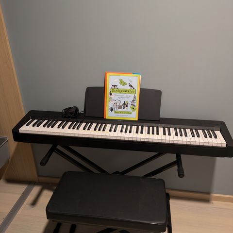 Yamaha P-145 digitalpiano med stativ og krakk