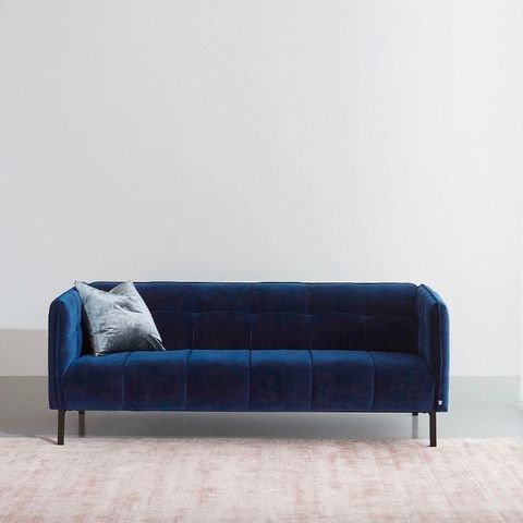 Nydelig blå velour 3 seter sofa selges billig. Som ny - 4 puter inkludert