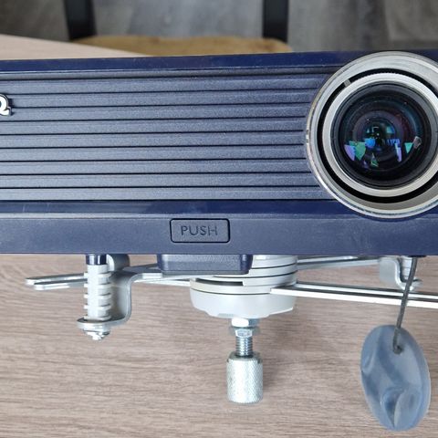 BenQ MP721 projektor med lerret